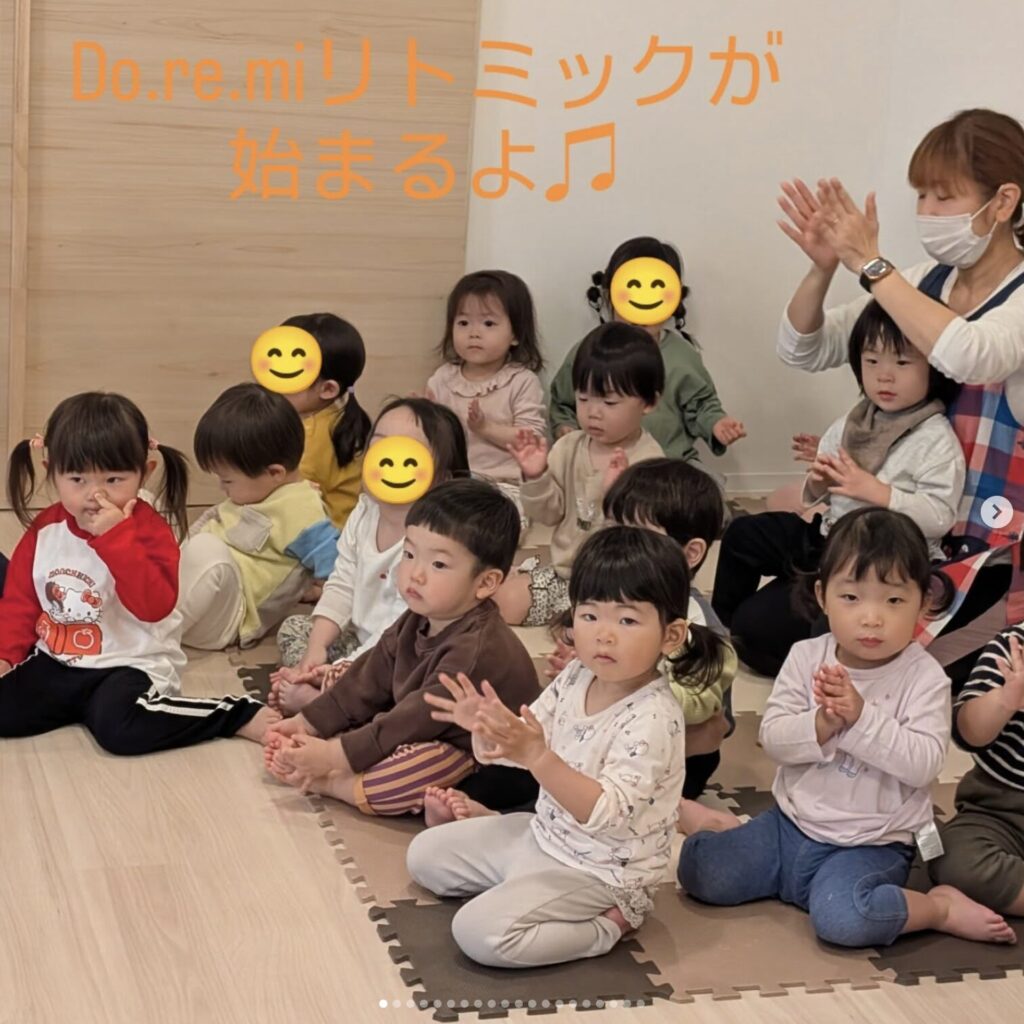 尼崎市認可保育園　園田にじいろキッズ保育園のリトミックの様子