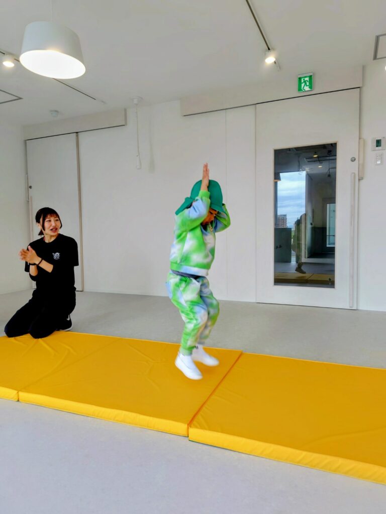天王寺の保育園　夕陽丘にじいろキッズ保育園での体育指導の様子